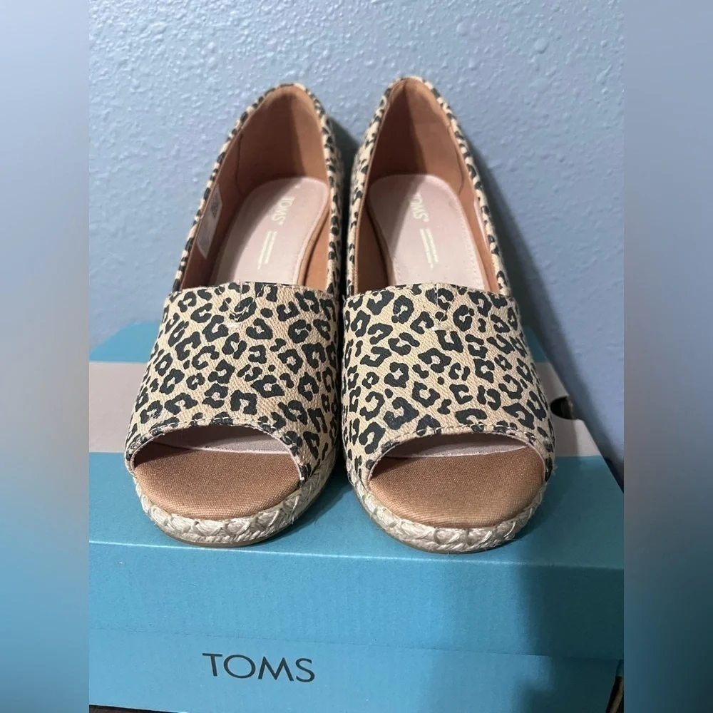 NIB TOMS Leopard Espadrille Peep Toe Wedges Women’s Sz 7 US NEW In BOX 3.5 Heel